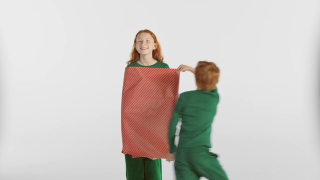 Video Reference: Hair, Joint, Smile, Human body, Sleeve, Waist, Gesture, Elbow, T-shirt, Knee