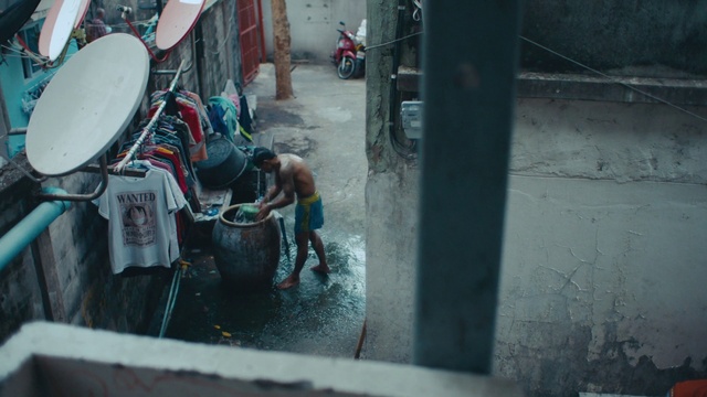 Video Reference: Tire, Water, Mode of transport, Membranophone, Working animal, Gas, Automotive tire, Road, Road surface, Wheel