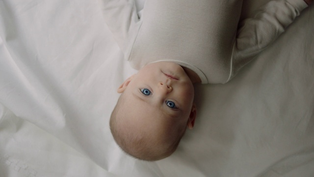 Video Reference: Nose, Lip, Hand, Arm, Eye, Eyebrow, Leg, Comfort, Human body, Neck