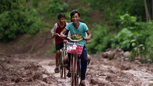 Video Reference: Wheel, Tire, Bicycles--Equipment and supplies, Bicycle, Bicycle frame, Plant, Vehicle, Bicycle wheel, Bicycle clothing, Racing