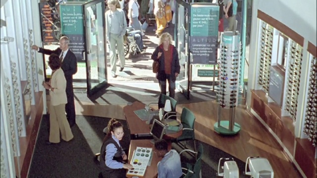 Video Reference: Trousers, Fashion, Table, T-shirt, Leisure, Event, Fun, City, Shorts, Street fashion