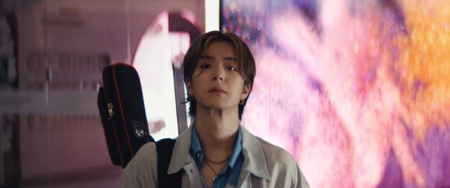 Video Reference: Lip, Hairstyle, Human, Flash photography, Fashion, Gesture, Cool, Eyewear, Street fashion, Magenta