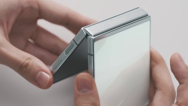 Video Reference: Mobile phone, Portable communications device, Finger, Gesture, Communication Device, Gadget, Thumb, Smartphone, Nail, Bumper