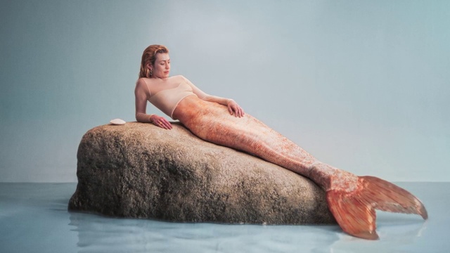 Video Reference: Hair, Hairstyle, Water, Arm, Shoulder, Leg, Human body, Flash photography, Knee, Thigh