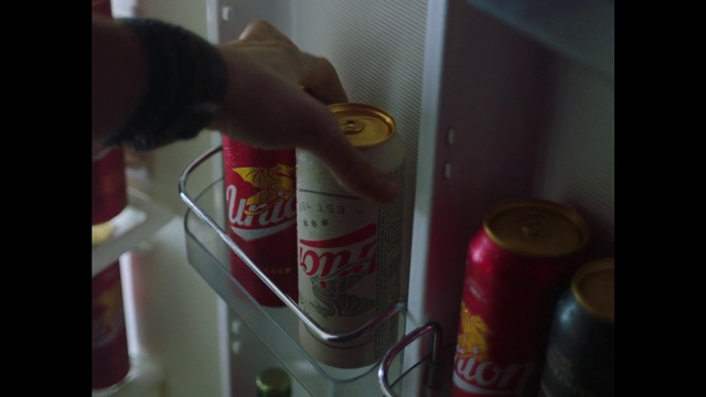 Video Reference: Aluminum can, Tin can, Beverage can, Fluid, Bottle, Alcoholic beverage, Drink, Gas, Carbonated soft drinks, Liquid