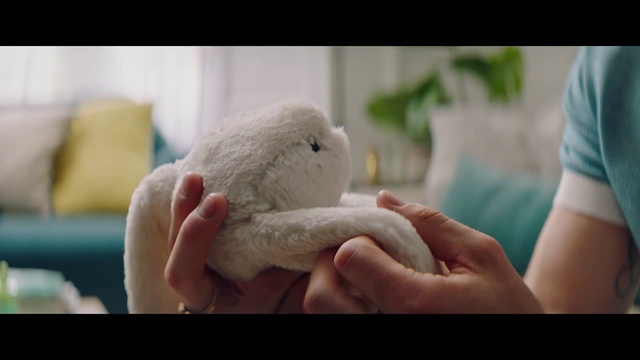 Video Reference: Hand, Bird, Gesture, Finger, Nail, Rodent, Comfort, Beak, Thumb, Rabbits and Hares