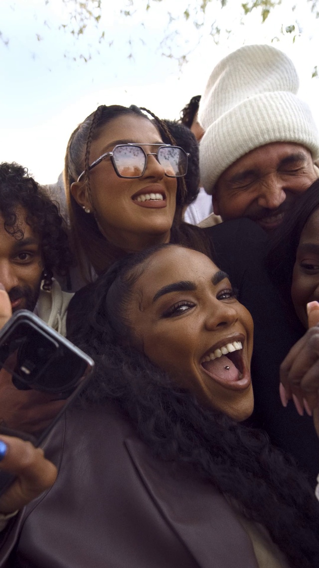 Video Reference: Face, Smile, Organ, Vision care, Happy, Gesture, Fun, Social group, Cool, Crowd