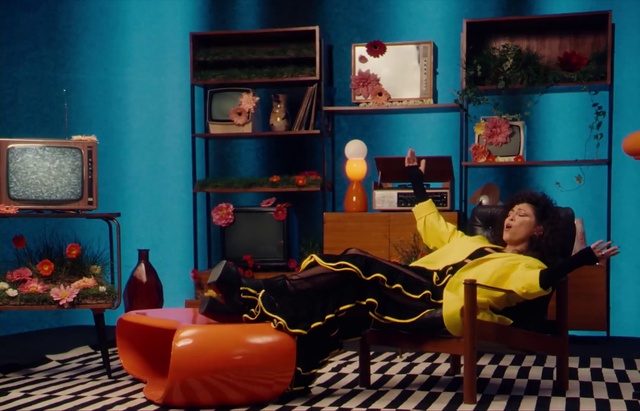 Video Reference: Picture frame, Purple, Orange, Comfort, Wall, Flooring, Living room, Shelf, studio couch, Luggage and bags