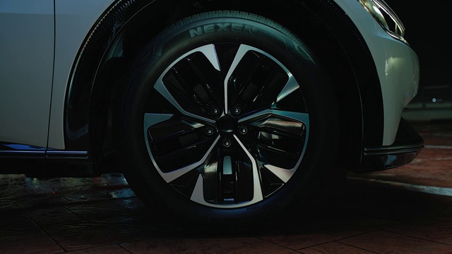 Video Reference: Tire, Wheel, Car, Vehicle, Automotive tire, Hood, Automotive lighting, Motor vehicle, Automotive design, Tread