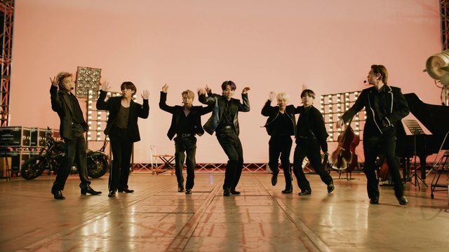 Video Reference: Music, Entertainment, Performing arts, Musician, Dance, Band plays, Fun, Choreography, Event, Performance art