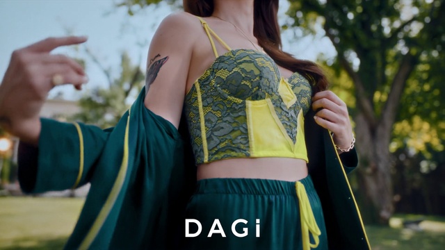 Video Reference: Joint, Sleeve, Waist, Gesture, Thigh, Finger, Chest, Trunk, Elbow, Sleeveless shirt