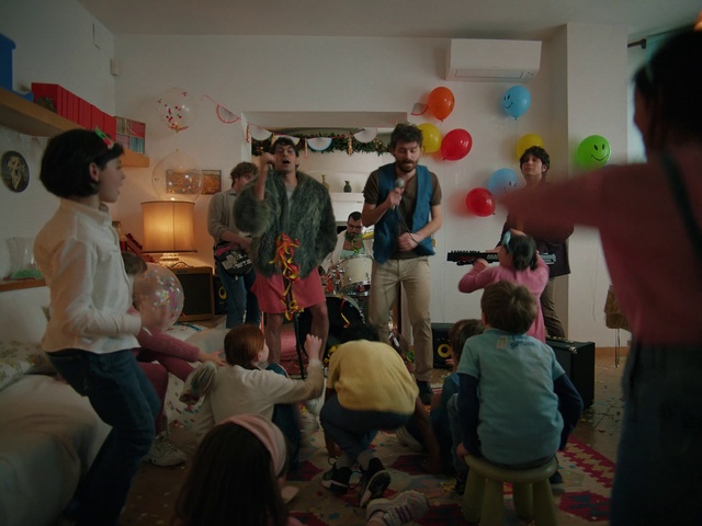 Video Reference: Trousers, Jeans, Hat, Chair, T-shirt, Fun, Leisure, Event, Sharing, Party supply