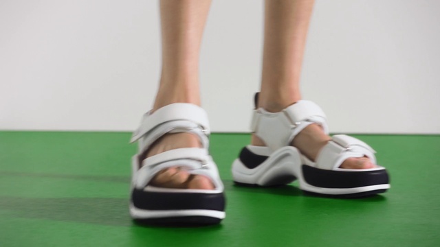 Video Reference: Footwear, Shoe, Leg, Sportswear, Knee, Sneakers, Thigh, Flooring, Calf, Human leg