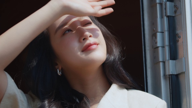 Video Reference: Nose, Skin, Lip, Chin, Shoulder, Eyelash, Mouth, Lipstick, Flash photography, Jaw