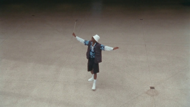 Video Reference: Leg, Sleeve, Gesture, Racquet sport, Racket, Hat, Recreation, Entertainment, Event, Performing arts