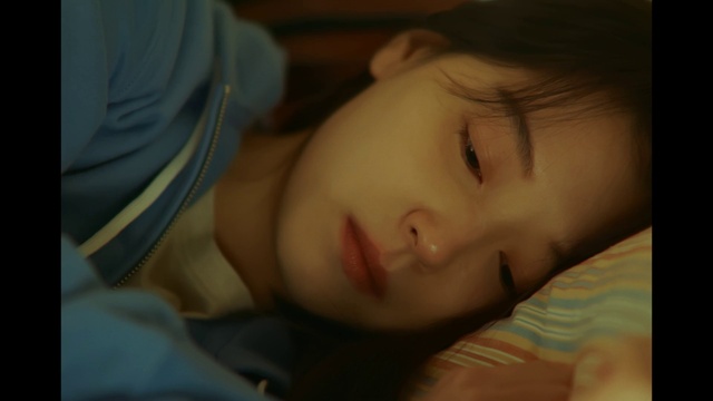 Video Reference: Nose, Cheek, Skin, Chin, Eyebrow, Comfort, Textile, Iris, Eyelash, Baby