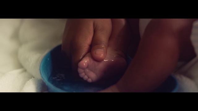 Video Reference: Water, Human body, Fluid, Gesture, Finger, Flash photography, Thumb, Liquid, Nail, Wrist