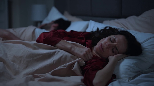 Video Reference: Comfort, Linens, Bedding, Magenta, Bed sheet, Flash photography, Flesh, Darkness, Human leg, Room