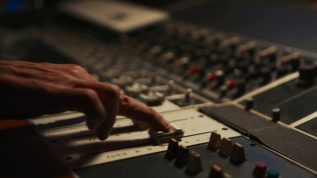 Video Reference: Musical instrument, Audio equipment, Musical instrument accessory, Electronic instrument, Mixing engineer, Keyboard, Electronic musical instrument, Entertainment, Sound engineer, Audio engineer