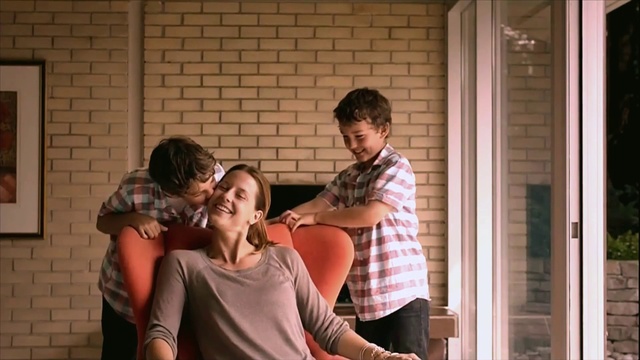 Video Reference: Joint, Flash photography, Gesture, Smile, Comfort, Interaction, Happy, Shorts, Leisure, T-shirt