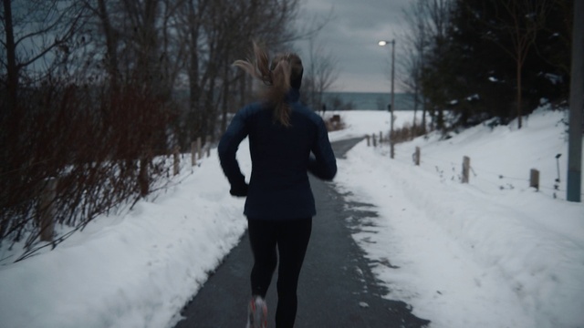Video Reference: Snow, Sky, Cloud, Street light, yoga pant, Tree, Grey, Atmospheric phenomenon, Freezing, Knee