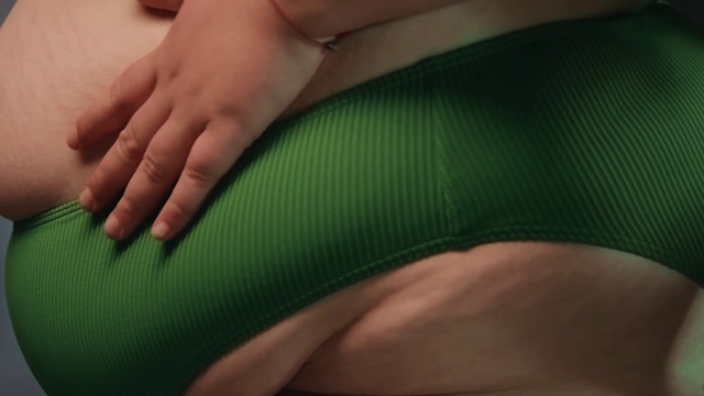 Video Reference: Joint, Arm, Leg, Comfort, Human body, Knee, Gesture, Finger, Thigh, Barefoot