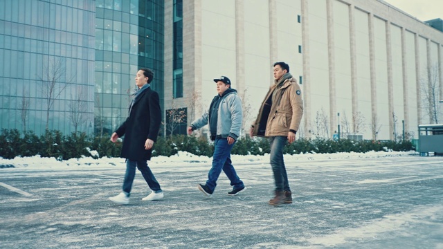 Video Reference: Footwear, Jeans, Trousers, People in nature, Snow, Building, Gesture, Street fashion, Freezing, Leisure