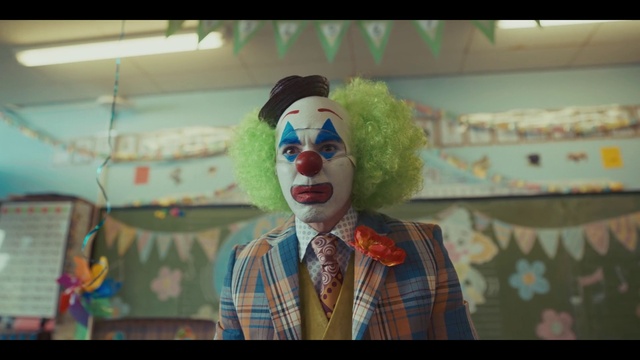 Video Reference: Entertainment, Tie, Performing arts, Clown, Fun, Hat, Event, Comedy, Fashion design, Artist