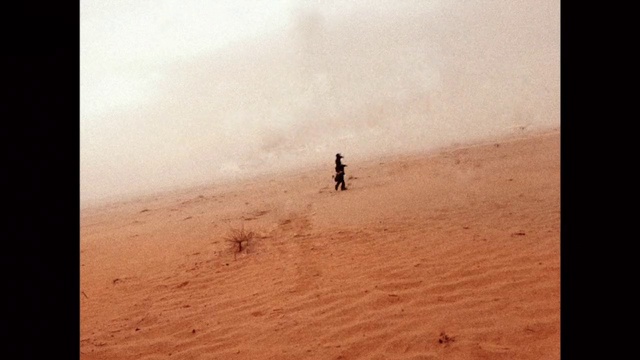 Video Reference: Sky, Ecoregion, Cloud, Slope, Atmospheric phenomenon, Landscape, Horizon, People in nature, Tints and shades, Singing sand