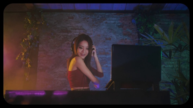 Video Reference: Plant, Purple, Flash photography, Entertainment, Display device, Performing arts, Magenta, Flat panel display, Projection screen, Fun