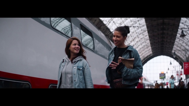 Video Reference: Smile, Flash photography, Happy, Travel, Fun, Event, Street fashion, Magenta, Leisure, Conversation