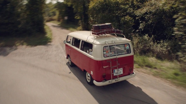 Video Reference: Automotive parking light, Tire, Wheel, Vehicle, Car, Plant, Motor vehicle, Bus, Automotive lighting, Tree