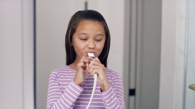 Video Reference: Nose, Cheek, Lip, Microphone, Eyelash, Gesture, Audio equipment, Happy, Electronic device, Event