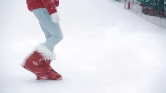 Video Reference: Snow, Knee, Gesture, Dress, Ice rink, Sportswear, People in nature, Foot, Ice skate, Performing arts
