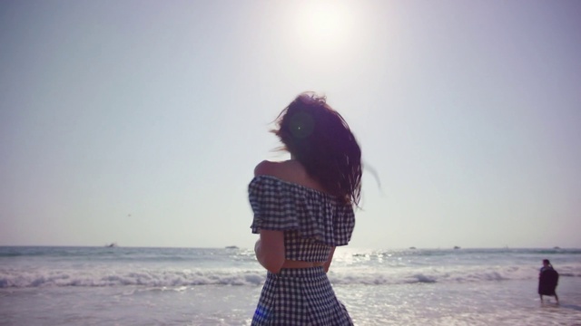 Video Reference: Sky, Water, Hairstyle, Cloud, People in nature, Flash photography, Beach, People on beach, Standing, Happy