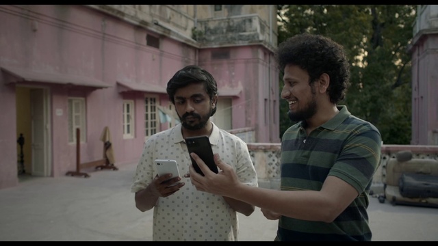 Video Reference: Forehead, Temple, Window, Beard, Gesture, Flash photography, Microphone, Happy, Adaptation, T-shirt