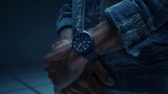 Video Reference: Watch, Azure, Sleeve, Clock, Grey, Finger, Collar, Analog watch, Wrist, Electric blue