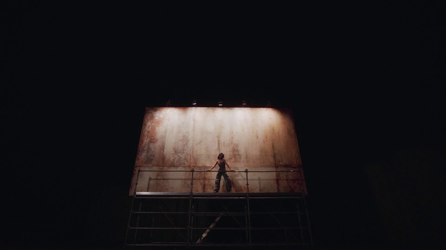 Video Reference: Wood, Performing arts, Tints and shades, Entertainment, Event, Art, Flash photography, Darkness, Music venue, Symmetry