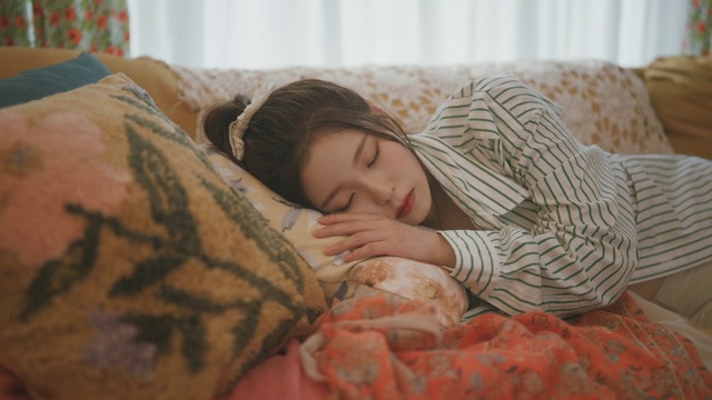 Video Reference: Head, Arm, Furniture, Comfort, Sleeve, Textile, Mammal, Couch, Wood, Finger