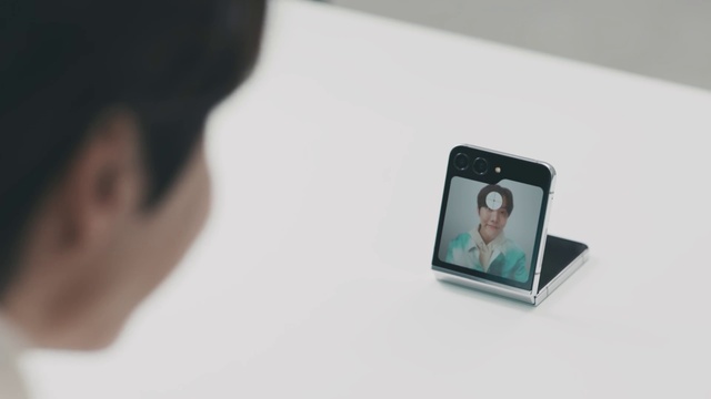 Video Reference: Eye, Mobile phone, Communication Device, Portable communications device, Eyelash, Gesture, Mobile device, Gadget, Smartphone, Audio equipment
