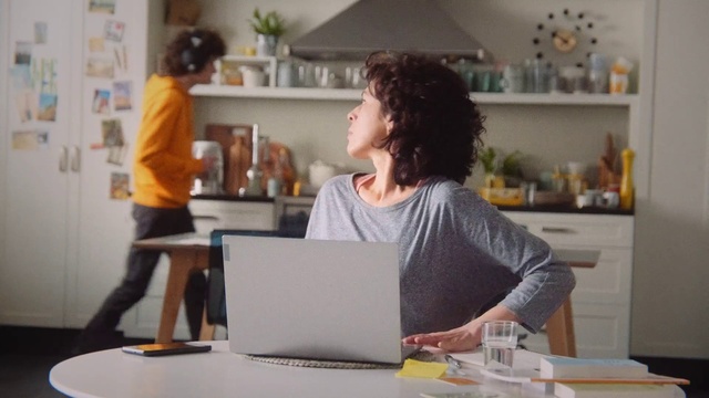 Video Reference: Table, Computer, Countertop, Personal computer, Cabinetry, Laptop, Kitchen, Desk, Tableware, T-shirt