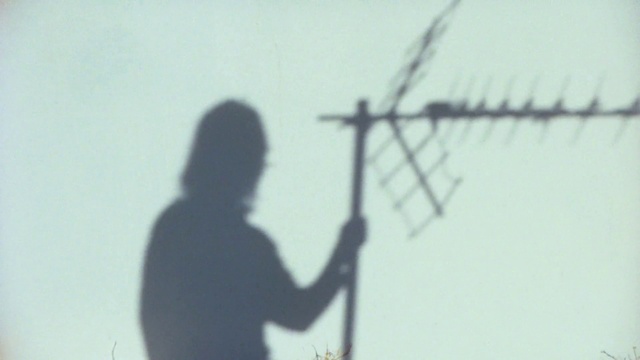 Video Reference: Television antenna, Electricity, Sky, Overhead power line, Pole, Public utility, Wire, Elbow, Electrical supply, Wire fencing