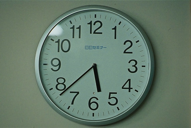 Video Reference: Gauge, Measuring instrument, Clock, Font, Circle, Gas, Auto part, Number, Metal, Quartz clock