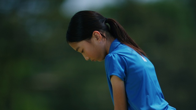 Video Reference: Shoulder, People in nature, Flash photography, Happy, Grass, Elbow, Recreation, Electric blue, Leisure, Grassland