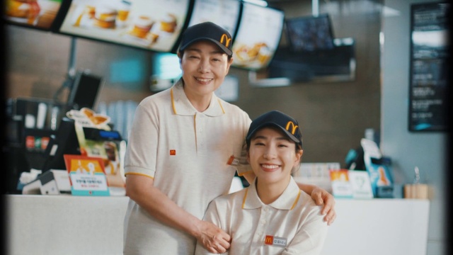 Video Reference: Smile, Cricket cap, Cap, Baseball cap, T-shirt, Apron, Chef, Cooking, Event, Fun