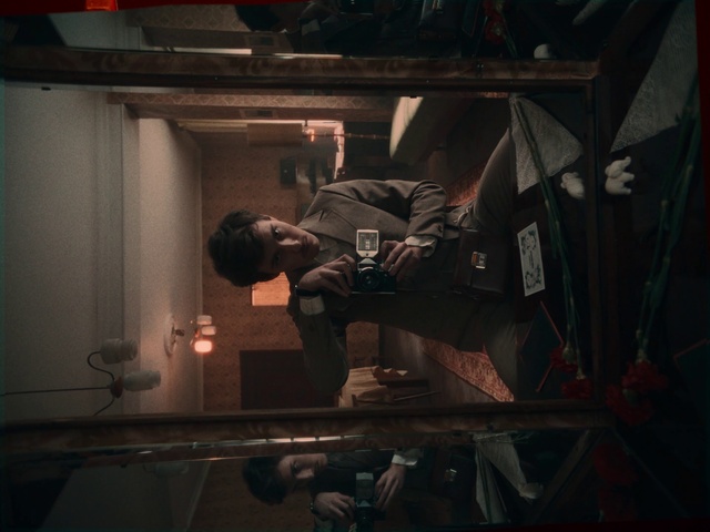 Video Reference: Flash photography, Wood, Tints and shades, Entertainment, Musician, Performing arts, Music, Event, Darkness, Room