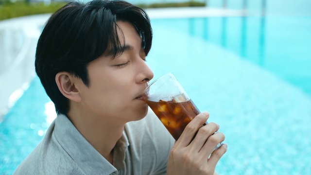 Video Reference: Photograph, Facial expression, Beer, Happy, Drinkware, Apple beer, Alcoholic beverage, Drink, Mead, Fullers london pride