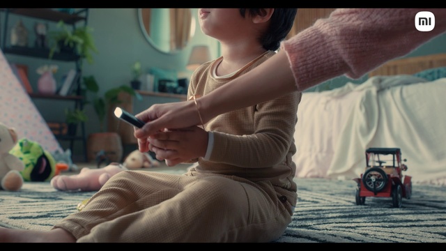 Video Reference: Joint, Hand, Gesture, Finger, Happy, Comfort, Musical instrument, Nail, Elbow, Fun