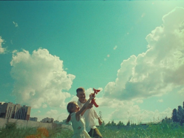 Video Reference: Cloud, Sky, Atmosphere, Plant, People in nature, Nature, Flash photography, Gesture, Happy, Sunlight