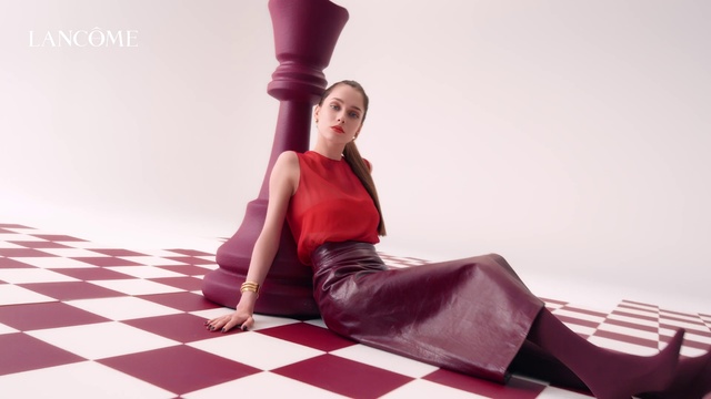 Video Reference: Joint, Hand, Leg, Purple, Neck, Sleeve, Knee, Flash photography, Thigh, Waist